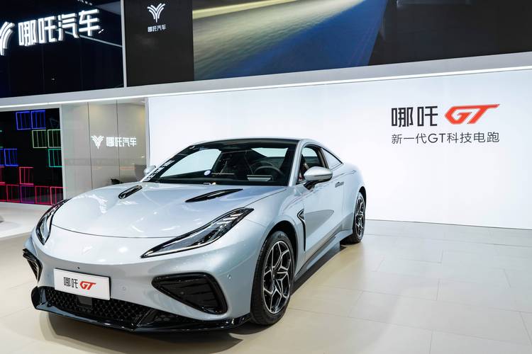 成都30哪吒汽车在智能汽车领域的表现，领途汽车在新能源汽车市场中的影响力